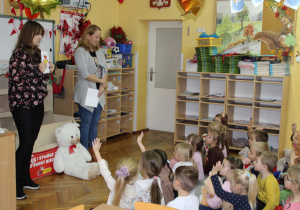 Dzieci rozwiązują zagadki i zgłaszają się do odpowiedzi.