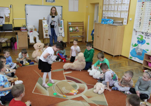 Dzieci bawią się w zabawę ,,Łapa misia".