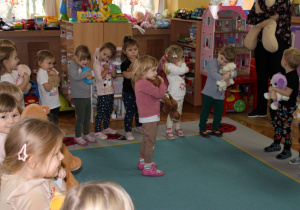 "Biedroneczki" w kole ze swoimi misiami, w środku koła Milenka.