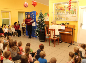 Wspólne kolędowanie przy pianinie