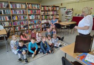 Dzieci odpowiadają na pytania związane z opowiadaniem.