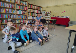„Żabki” aktywnie uczestniczą w zajęciach prowadzonych przez Panią Ulę.