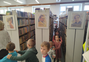 Wspólna zabawa integracyjna pomiędzy bibliotecznymi regałami.
