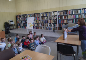 Dzieci z grupy „Żabki” podczas wizyty w Bibliotece Pedagogicznej w Łasku.
