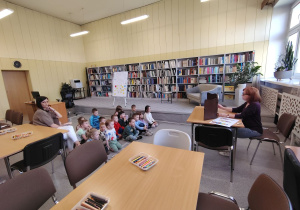 Przedszkolaki z uwagą słuchają bajki terapeutycznej „Złość mówi: dość!” przedstawionej w teatrzyku kamishibai.