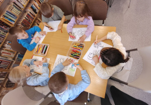 Przedszkolaki tworzą piękne prace plastyczne inspirowane opowiadaniem.