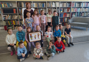 Pamiątkowe zdjęcie uczestników zajęć bibliotecznych.