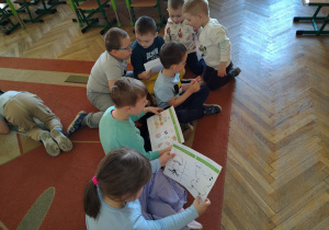 Przedszkolaki poznają budowę pieczarki i ciekawostki o grzybach.