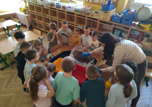 Pani Ewelina pokazuje zestaw do hodowli pieczarek oraz materiały edukacyjne.