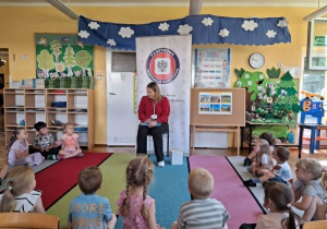 Pani Patrycja posadziła dzieci w kole i zadaje zagadki.