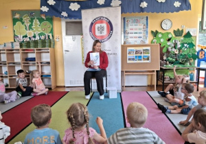 „Słoneczka” podnoszą rękę i wymieniają co jest potrzebne do umycia ząbków.