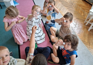 Dzieci pokazują naklejki –nagrody.