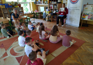 Dzieci określają jaki rodzaj szczoteczki pokazuje Pani Patrycja.