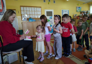 Marianka demonstruje jak czyści dolne zęby.