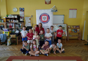Wspólne zdjęcie prowadzącej z dziećmi z grupy "Żabki".