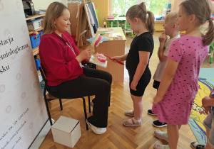 Kornela pokazuje jak oprócz zębów czyści język.