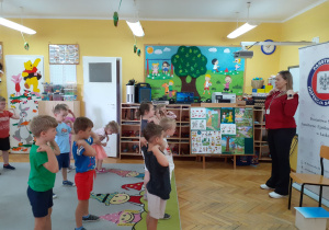 Dzieci gimnastykują się z panią Patrycją.