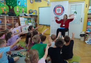 Dzieci wskazują obrazek zębów bez próchnicy.