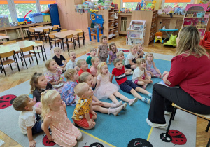 Dzieci pokazują pani Patrycji swoje ząbki