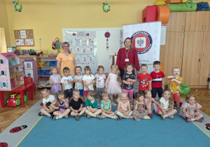 Wspólne grupowe zdjęcie dzieci z grupy "Biedronek" z panią Patrycją i panią Dyrektor