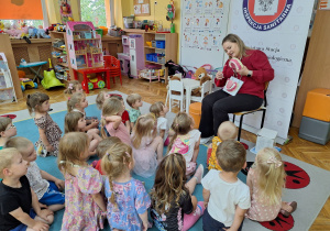 Pani Patrycja prezentuje dzieciom olbrzymią szczękę.