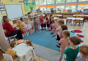Dzieci ustawione w pociąg uczą się szczotkować zęby