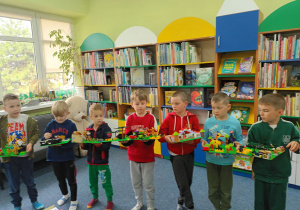 Swoją ilustracje z klocków LEGO prezentują chłopcy.