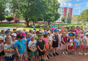 Przedszkolaki tańczą do utworu "Do przodu, do tyłu"