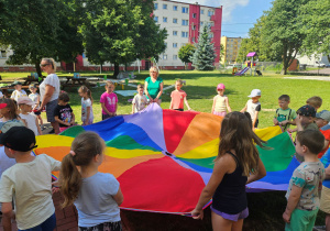 Dzieci z grupy "Misiaczków" trzymają chustę animacyjną