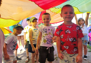 Dzieci z grupy "Żabek" chowają się pod chustą animacyjną