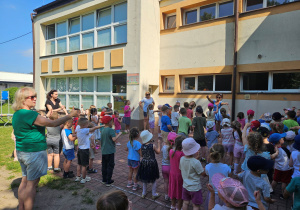 Przedszkolaki wykonują ruchy do piosenki