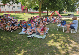 Dzieci słuchają bajki "O latajacym dywanie"