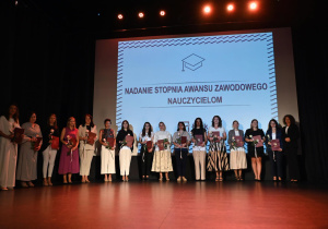 Pamiątowe zdjęcie wszystkich nauczycieli z Panią Burmistrz.