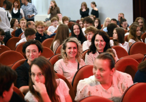 Pani Dyrektor z panią Eweliną i inni goście na uroczycstości w Łaskim Domu Kultury.
