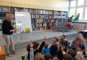 „Krasnoludki” zgłaszają się do pracy przy stolikach.