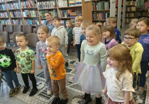 Marianka zdejmuje kłódkę z teatrzyku.