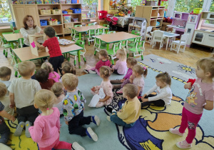 Marcelek otwiera drzwi teatrzyku.