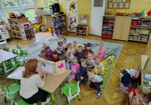 Dzieci oglądają ilustracje z bajki.