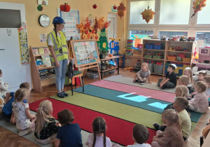 1.Mama Amelki stoi i prezentuje strój inżyniera produkcji pralek i suszarek.