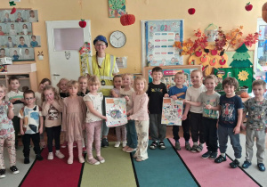 10.Mama Amelki i dzieci prezentują pralki, które powstały dzięki współpracy.