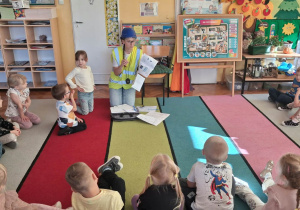 3.Mama Amelki pokazuje dzieciom rysunki techniczne urządzeń.