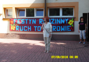 Powitanie przybyłych rodziców przez Panią dyrektor