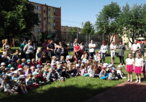 Wszyscy z zaciekawieniem oglądają występ ,,Słoneczek