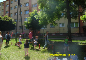 Bieg slalomem dzieci z rodzicami