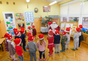 Dzieci śpiewają piosenkę i recytują wiersz dla Mikołaja.