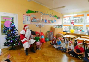 Staś dzielnie trzyma laskę Mikołaja w rękach