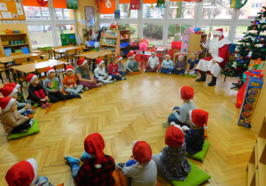 Grupa „Słoneczka” wita miłego gościa piosenkami i wierszem.
