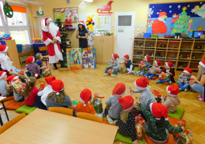 Grupa „Słoneczek” zadowolona z nowych zabawek do sali.