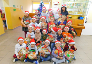 Uśmiech do pamiątkowego zdjęcia z szanownym gościem.