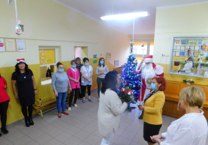 Pani Ewa przekazuje imieninowe kwiaty pani Dyrektor od Mikołaja i personelu